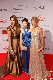 Felicitas Woll, Jennifer Ulrich und Nova Meierhenrich (Foto: Martin Schmitz)